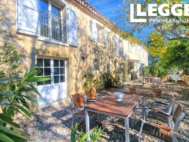Magnifique Domaine en pierre avec trois gîtes indépendants, dépendances, jardins et piscine