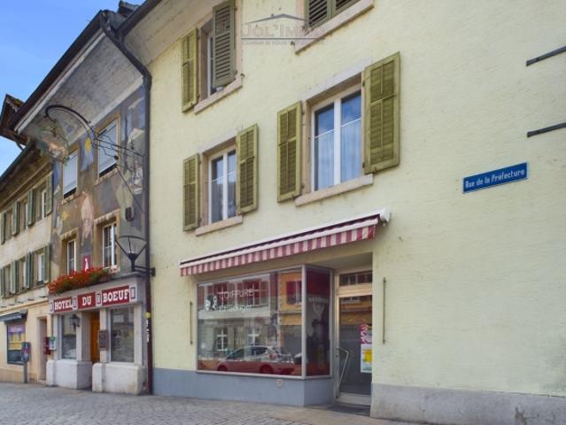 Magnifique et grand immeuble avec un local commercial