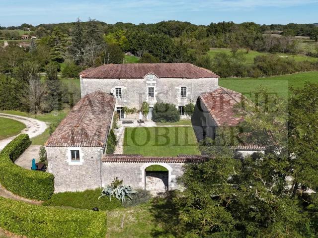 Magnifique et imposante ferme fortifiée du XVIIe siècle, ave. 600m² Mauroux