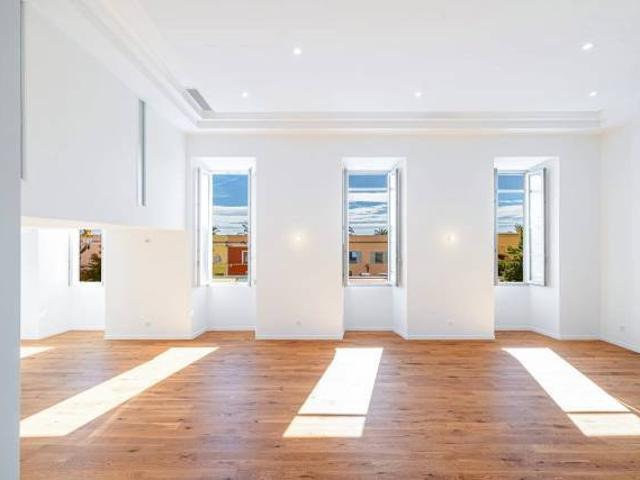 MAGNIFIQUE ET RARISSIME LOFT DE 173,28M2 AVEC UNE TERRASSE DE 26M2 SURPLOMANT LE COURS SALEYA