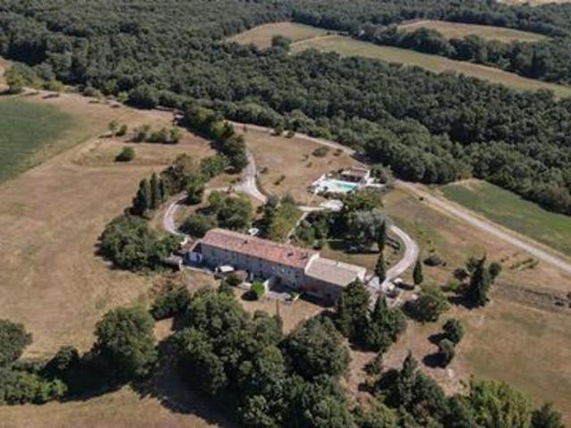 Magnifique emplacement pour ce domaine avec 5 mais