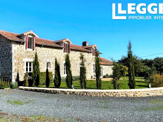Magnifique ensemble avec maison principale 4 gîtes salle de réception 2 tentes safari piscine