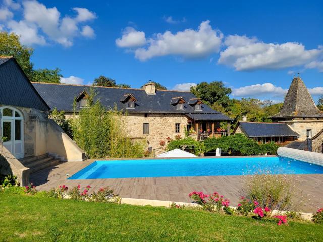 Magnifique ensemble en pierre près de Najac dans la campagne. 396m² La Fouillade