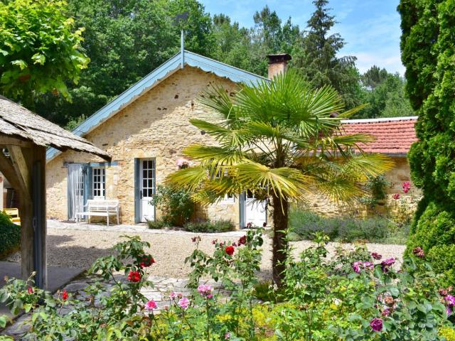 Magnifique ensemble en pierres, grange en bois et forêt attenante