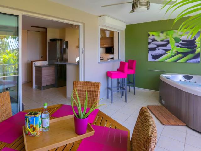 Magnifique F2 meublé avec terrasse, jacuzzi et vue mer LES TRO