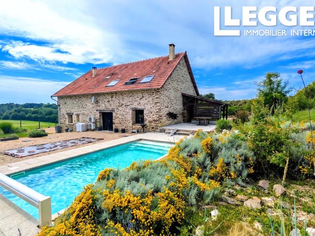 Magnifique grange rénovée avec piscine et vue panoramique sur la campagne à Coussac Bonneval