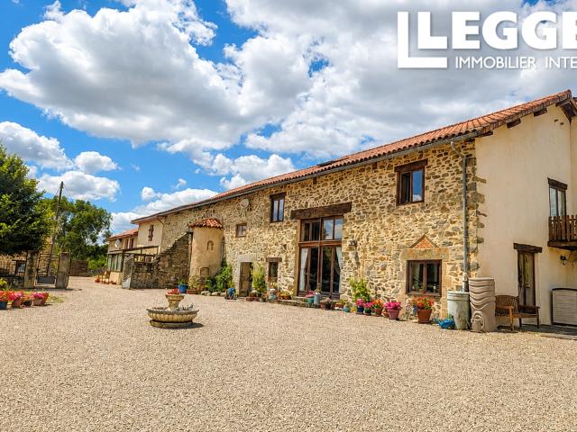 Magnifique grange rénovée de cinq chambres, deux gîtes, piscine et 7,5 hectares de terrain