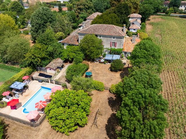 Magnifique Logis avec quatre gîtes de charme, deux piscines, cour intérieure et vaste parc paysager