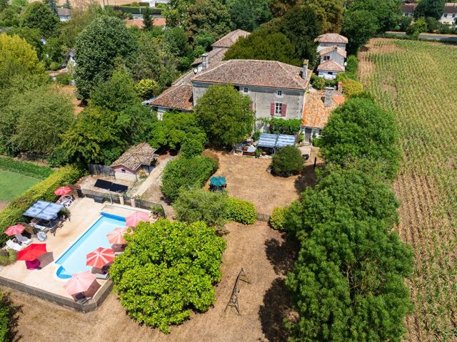 Magnifique Logis avec quatre gîtes de charme, deux piscines. 565m² Chef Boutonne