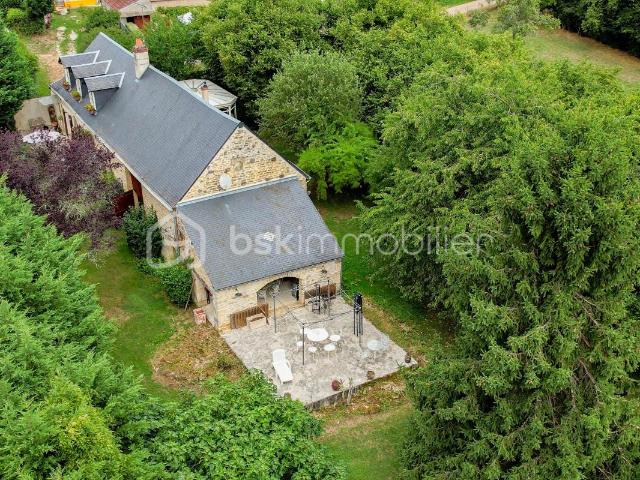 Magnifique longère de caractère avec beau terrain, véranda, annexes et grange sur la commune de Prémery