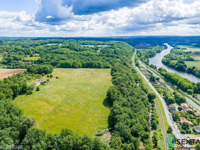 Magnifique panorama depuis la maison exposée plein Sud, 158 M2 habitables, potentiel d'aménagement supplémentaire important, sur 10 ha