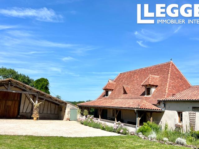 Magnifique périgourdine en pierre entièrement rénovée, avec piscine, grange en pierre et terrain de 1H1