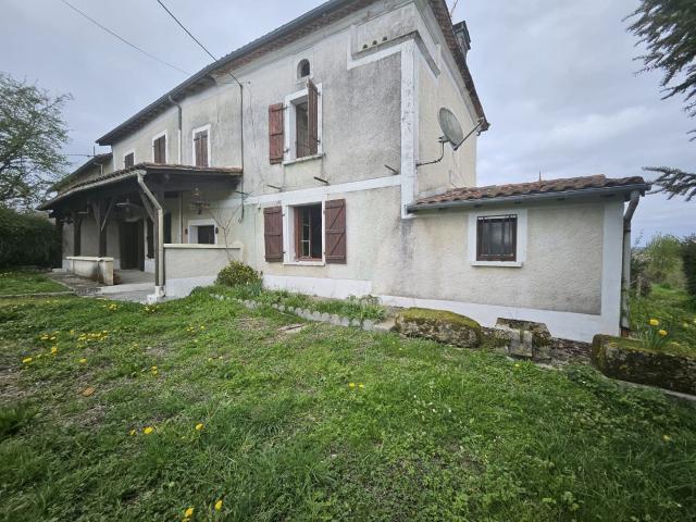 Magnifique potentiel avec vue dominante Maison familiale à rénover dans un hameau paisible