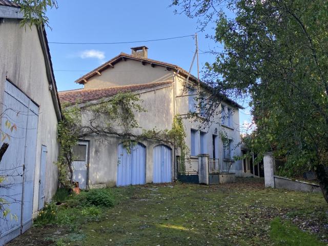 Magnifique propriété à restaurer, grandes dépendances attena. 195m² Saint Laurent des Combes