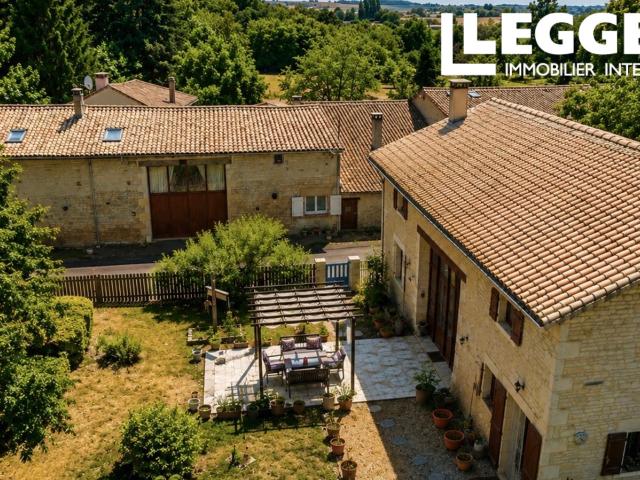 Magnifique propriété avec maison principale et 4 gîtes – proche de Ruffec