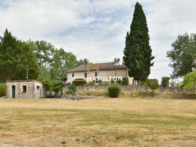 PROPRIÉTÉ AVEC UN GARAGE SPACIEUX, UNE PISCINE ET UN GRAND ÉTANG PRÈS DE CORDES SUR CIEL