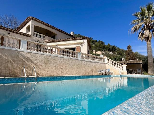 Magnifique propriété avec piscine à débordement