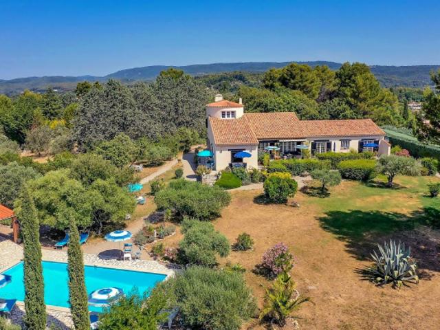 MAGNIFIQUE PROPRIETE AVEC PISCINE ET DEPENDANCES SUR TERRAIN