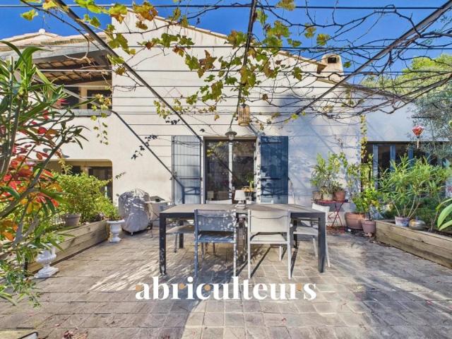 Magnifique propriété avec terrain, piscine/ poolhouse, dépendance à Rognes 13840