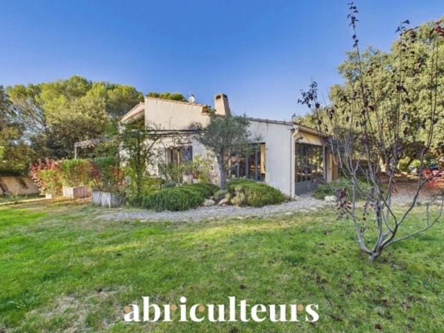Propriété familiale avec terrain de 6 200m², piscine/ poolhouse, dépendance à Rognes 13840