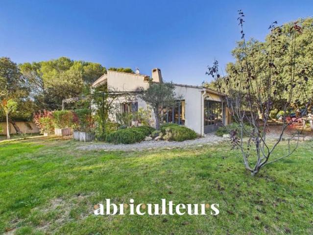 Magnifique propriété avec terrain, piscine/ poolhouse, dépendance à Rognes 13840