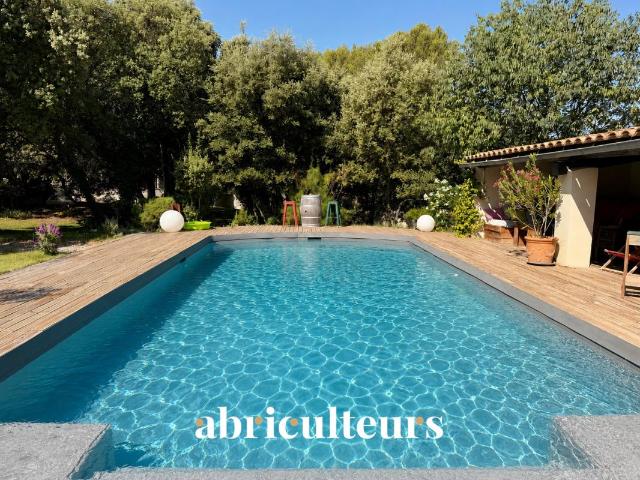 Magnifique villa avec terrain, piscine/ poolhouse, dépendance à Rognes 13840