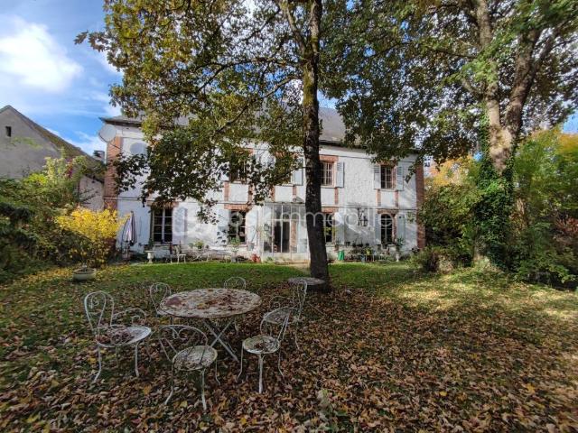 Magnifique propriété avec une maison Bourgeoise de 310 m², une dépendance sur 2045 m² de parc paysagé