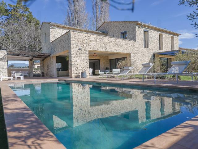 MAGNIFIQUE PROPRIÉTÉ CONTEMPORAINE AVEC PISCINE CHAUFFÉE