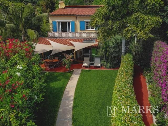 Magnifique propriété dans un jardin exotique