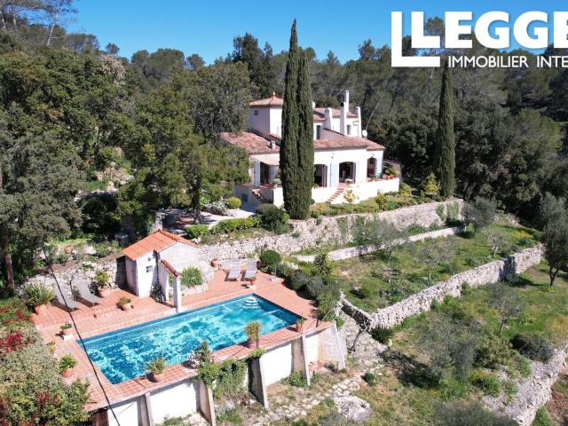 Magnifique propriété de 5 chambres en Provence avec une vue imprenable, piscine, garage et terrain de 11,400m²
