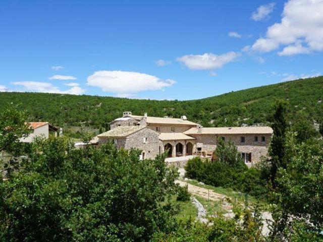 Magnifique propriété de 20 hectares dans la campagne provençale