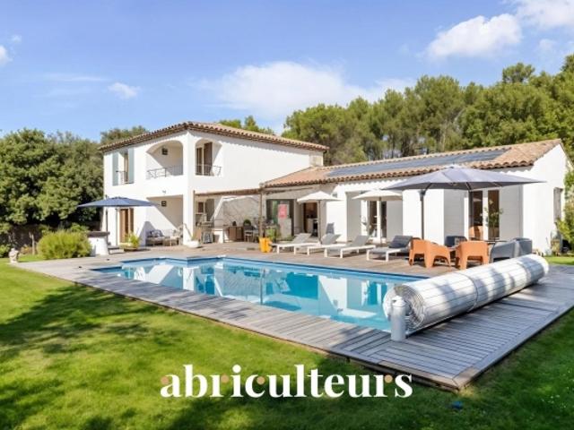 Magnifique propriété de 235m² avec piscine, et dépendances à Rognes 13840