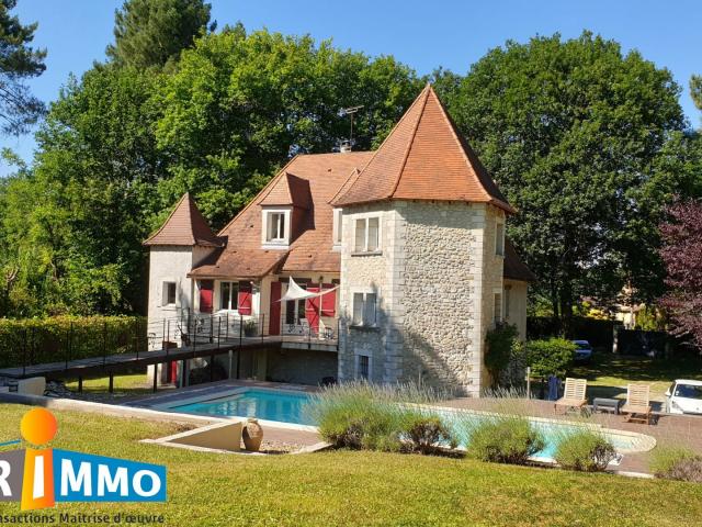 Magnifique propriété de 241 m2 8 Pièces bâti sur un terrain de 2660 m2