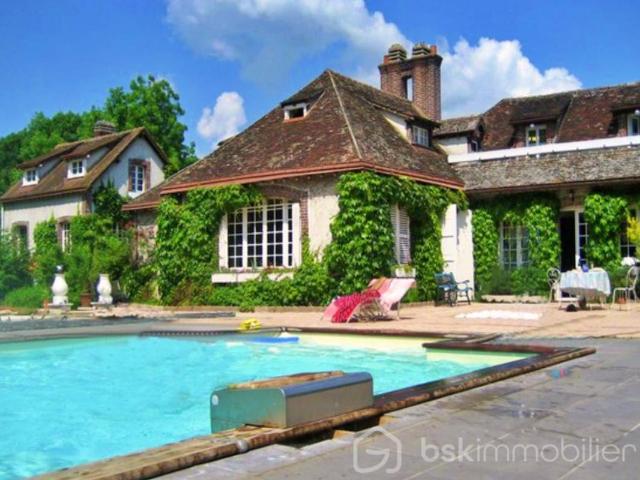 Magnifique propriété de charme du milieu XIXème, offrant 3 maisons pour une surface habitable de 487m2 au total
