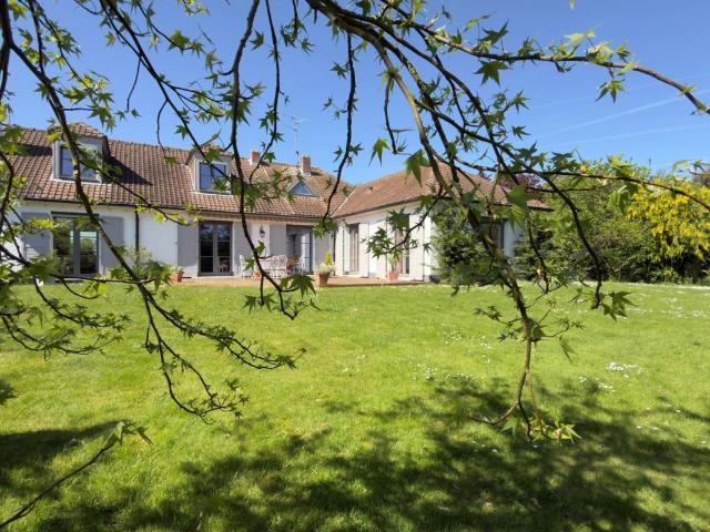 MAGNIFIQUE PROPRIETE DE SEMI PLAIN PIED ERIGEE SUR PLUS DE 1300 M²
