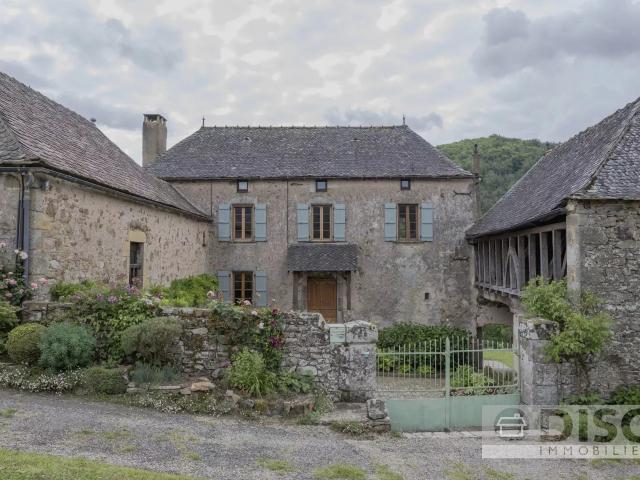 Magnifique propriété en bordure du village de Najac, offrant. 193m² Najac