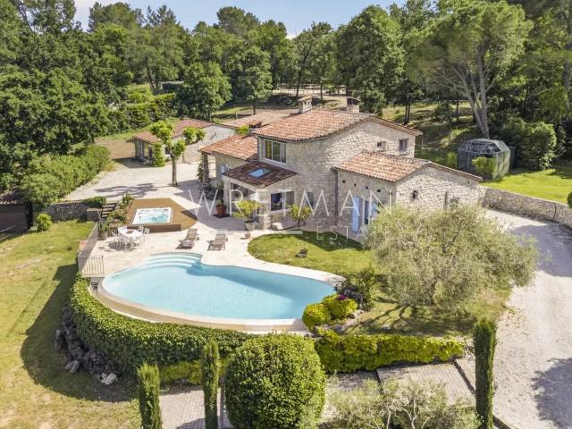 Magnifique propriété en pierre avec vue et des écuries Fay. m² Fayence