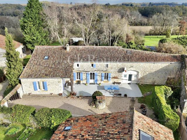 Magnifique propriété en pierre offrant 8 chambres et un gîte. 420m² Duras