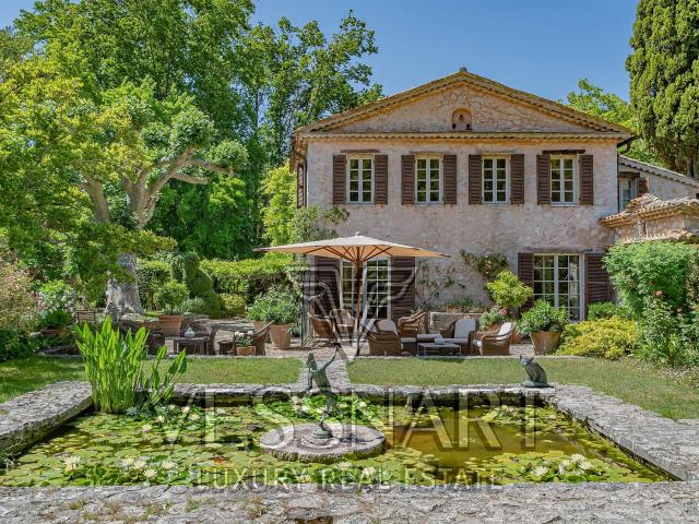 Magnifique propriété entourée d'un jardin enchanteur 564m² Mouans Sartoux