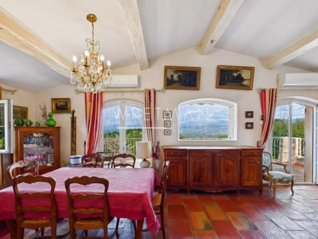 Magnifique Propriété Provencale avec Piscine et Vue Panoramique sur les Collines