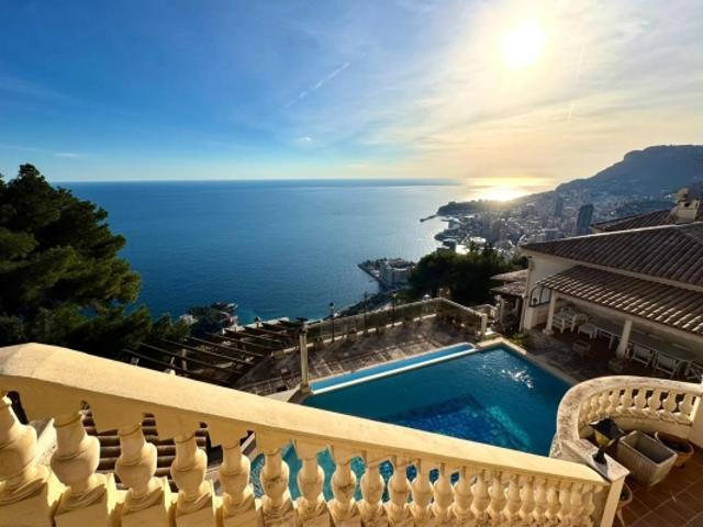 MAGNIFIQUE PROPRIETE PROVENCALE SURPLOMBANT LA MER ET MONACO AVEC PISCINE, GARAGES ET MULTIPLES PARKINGS