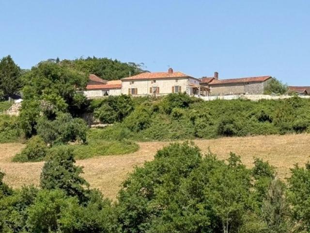 Magnifique Propriété Rénovée avec Prestations Haut de Gamme, Piscine et Vue Exceptionnelle !