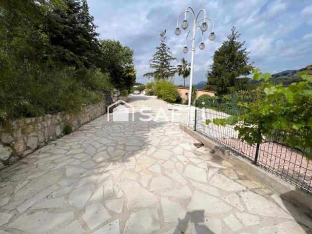 Magnifique propriété sur la commune de LA TRINITE: terrain arboré de 7.000m2 deux maisons surface habitable 186 m2 avec piscine