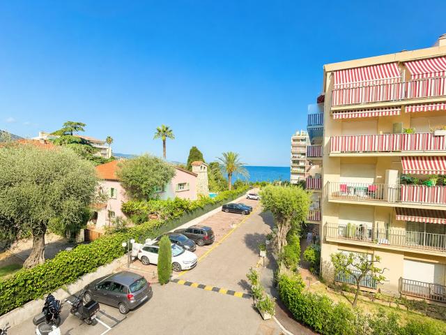 MAGNIFIQUE STUDIO AVEC COIN NUIT, TERRASSE, BEL APERÇU MER ET VENDU MEUBLÉ