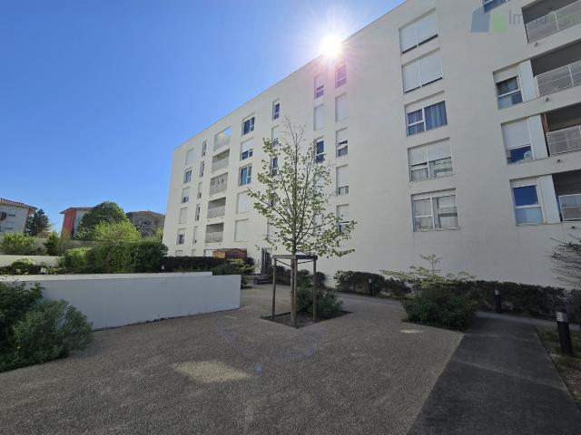 Magnifique T3 de 62 m2 Dernier étage Terrasse Parking Vénissieux Centre