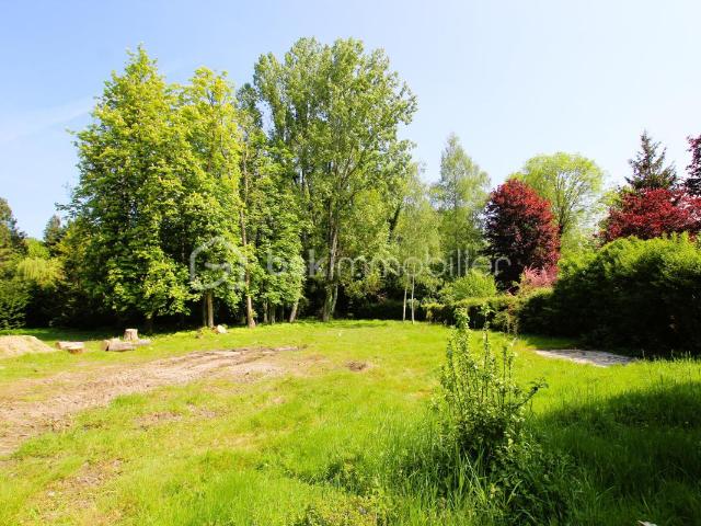 MAGNIFIQUE TERRAIN CONSTRUCTIBLE DE 1908 M² A 17 MINUTES A PIED DE LA GARE D'EPERNON ET À 300 M DES COMMERCES DU CENTRE VILLE, À 10 MINUTES DE RAMBOUILLET