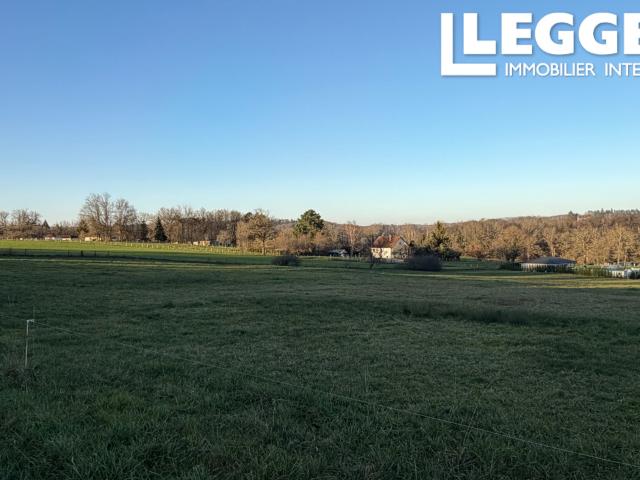 Magnifique terrain constructible situer sur la commune de Thiviers, endroit très calme avec vue!