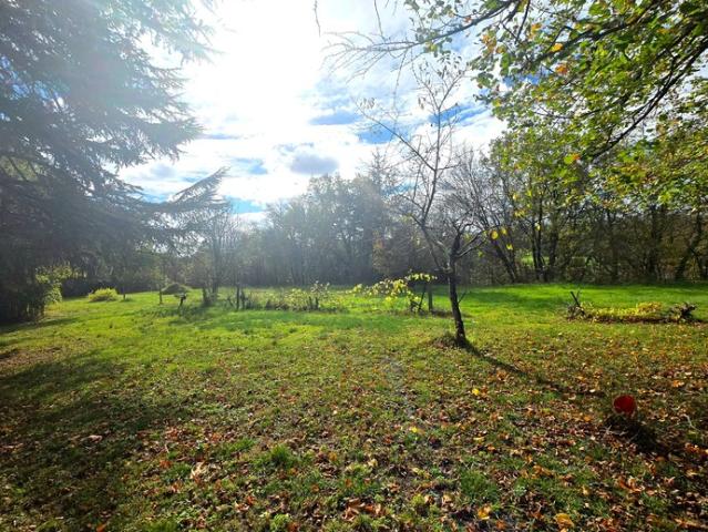 MAGNIFIQUE TERRAIN DANS UN PARC AU DESSUS DU GOLF DE FIAC