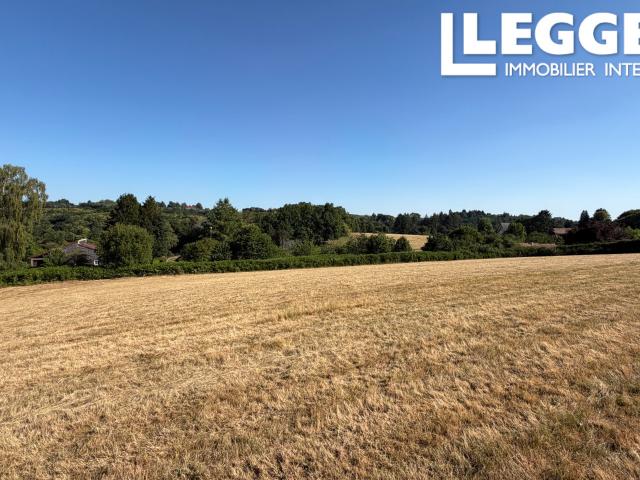 Magnifique terrain de 5300m2, avec vue dégagée proche du centre équestre de Saint Yrieix La Perche!