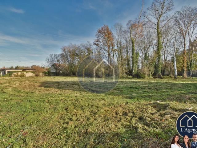 MAGNIFIQUE TERRAIN PLAT CONSTRUCTIBLE DE 1124M2 VIABILISÉ, TOUT